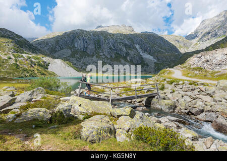 Vista verso il basso lago cornisello Europa, Italia, Trentino, Val Nambrone, Val Rendena, Carisolo, Sant'Antonio di Mavignola e Madonna di Campiglio Foto Stock