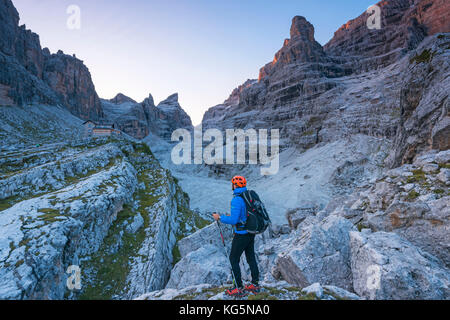 Rifugio Tuckett tra il gruppo delle Dolomiti di Brenta e alpinista di sunrise europa, italia, trentino, Vallesinella, RIFUGIO TUCKETT, dolomiti di brenta Foto Stock