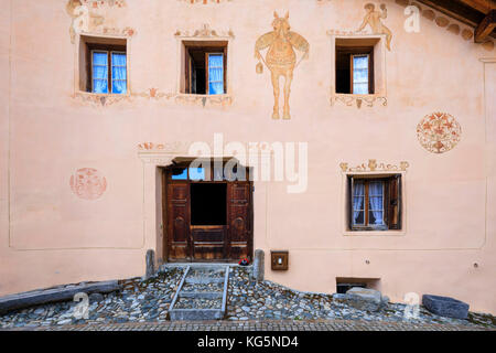 Dettagli della facciata decorata di una tipica casa alpina Guarda Canton Graubünden Inn Distretto bassa Engadina Svizzera Europa Foto Stock