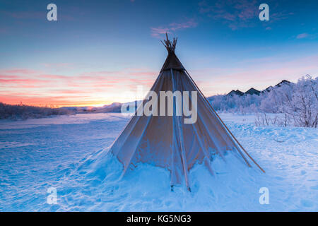 Cielo rosa all alba isolato tenda sami nella neve, abisko, kiruna comune, norrbotten county, Lapponia, Svezia Foto Stock