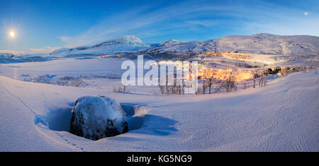 Panoramica del villaggio iminated al crepuscolo, riksgransen, abisko, kiruna comune, norrbotten county, Lapponia, Svezia Foto Stock