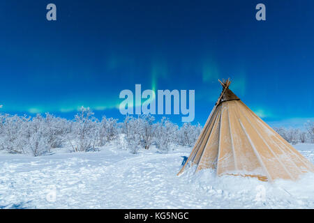 Sami isolata tenda nella neve sotto le luci del nord, abisko, kiruna comune, norrbotten county, Lapponia, Svezia Foto Stock