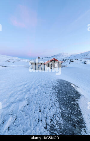 Casa isolata nei campi di ghiaccio e neve, riksgransen, abisko, kiruna comune, norrbotten county, Lapponia, Svezia Foto Stock