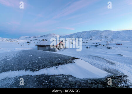 Casa isolata nei campi di ghiaccio e neve, riksgransen, abisko, kiruna comune, norrbotten county, Lapponia, Svezia Foto Stock