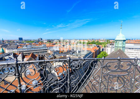 Panoramica della città da un balcone di ferro della Torre rotonda (Rundetaarn), Copenhagen, Danimarca Foto Stock