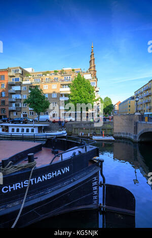 Battelli e traghetti turistici ormeggiata in christianshavn canal, Copenhagen, Danimarca Foto Stock