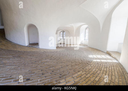 Ruotare la rampa a spirale all'interno della torre rotonda (rundetaarn), Copenhagen, Danimarca Foto Stock