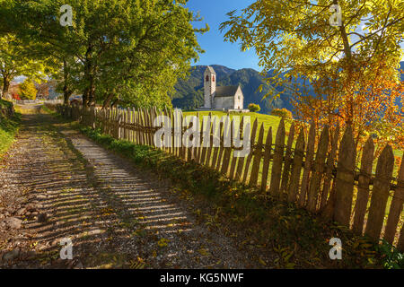 Chiesa di San Giacomo al Passo, Val di Funes, Odle, Dolomiti, Alto Adige Regione Trentino Alto Adige, Provincia Autonoma di Bolzano, Italia, Europa Foto Stock