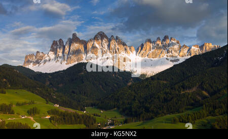 Enrosadira sulle Odle Dolomiti, Val di Funes, la provincia di Bolzano, Alto Adige regione trentino alto adige, italia, europa Foto Stock