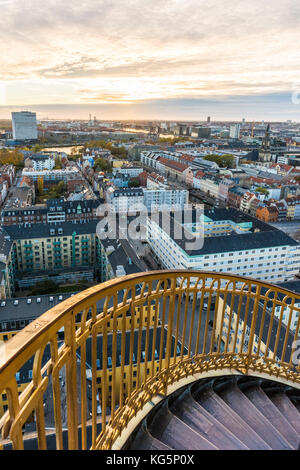 Copenaghen, Hovedstaden, Danimarca, il nord Europa. Angolo di Alta Vista di Copenhagen città vecchia dalla parte superiore della Chiesa del nostro Salvatore. Foto Stock