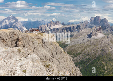 Vista del Rifugio Lagazuoi, Passo Falzarego, Cortina d'Ampezzo, Dolomiti, Belluno Provice, Veneto, Italia Foto Stock