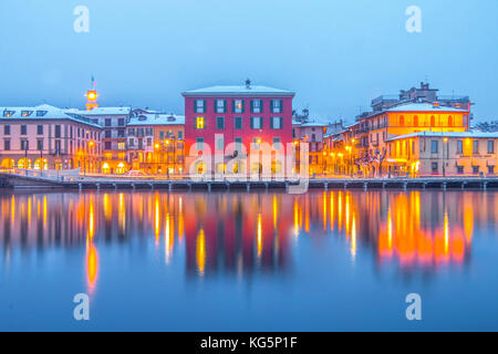 Sarnico al crepuscolo dopo una nevicata, Sarnico, Lago d'Iseo, provincia di Bergamo, regione Lombardia, Italia Foto Stock