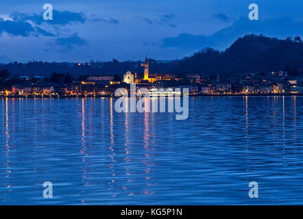 Vista notturna di Laveno Mombello dalla riva del Verbania, Lago maggiore, Piemonte, Lombardia, Italia, Europa, verbano, Foto Stock