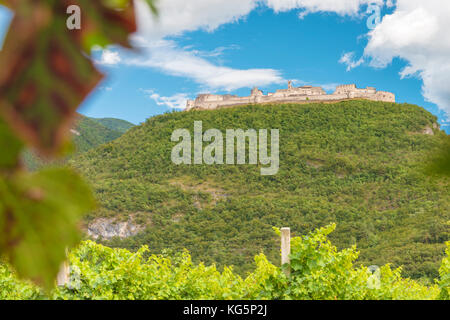 Vista sul castello di Beseno, la più grande fortezza feudale in tutto il distretto del Trentino, Italia Foto Stock