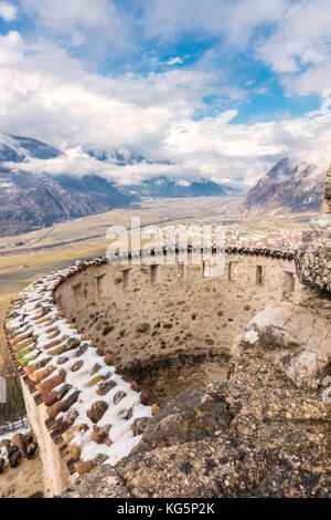 Vista sul castello di Beseno, la più grande fortezza feudale in tutto il distretto del Trentino, Italia Foto Stock