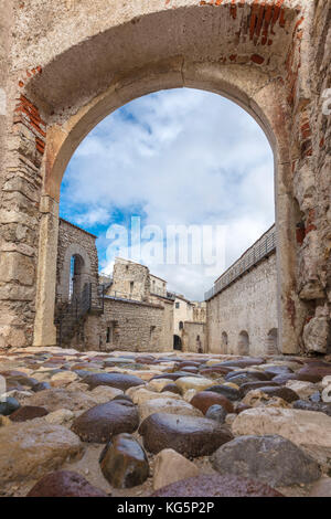 Vista sul castello di Beseno, la più grande fortezza feudale in tutto il distretto del Trentino, Italia Foto Stock