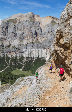 L'Italia, Veneto Belluno distretto, a cortina d'ampezzo, escursionisti sulla via di ritorno dalla cima della Croda del vallon bianco Foto Stock