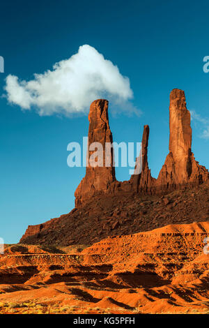 Tre sorelle in Monument Valley, Arizona, Utah, Stati Uniti d'America Foto Stock