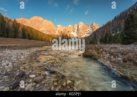 L'Europa, Italia, Trentino, Val Venegia. Tramonto in inverno nel naturpark di Paneveggio - Pale di San Martino e Dolomiti Foto Stock