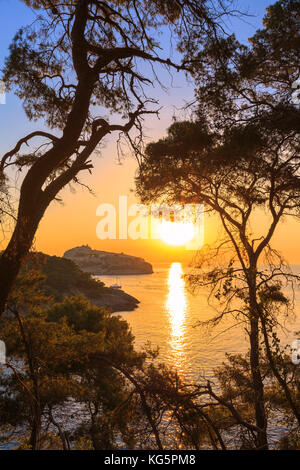 Il sole si riflette nella baia di fronte a san nicola isola, isole Tremiti, Foggia, Puglia, Italia. Foto Stock