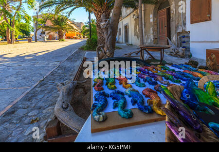 Artigianato locale visualizzato nel quadrato del san nicola isola, isole Tremiti, Foggia, Puglia, Italia. Foto Stock