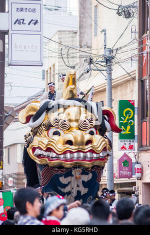 Karatsu, Giappone. karatsu kunchi festival la massiccia galleggiante che rappresentano il Golden Lion è aspirata attraverso le strade durante il festival karatsu Foto Stock