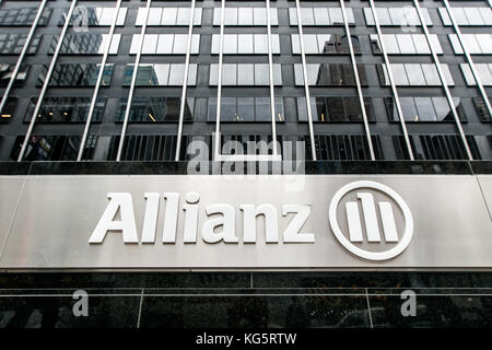 Segno di Allianz dall edificio su Broadway ci uffici della società sono in NYC. Foto Stock