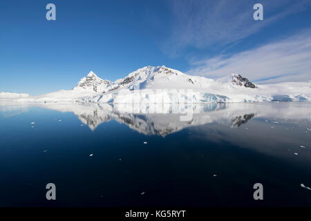 Montagne incontaminate e le riflessioni di Antartide Foto Stock