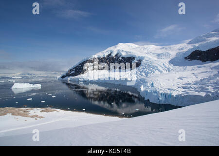 Vista da Neko Harbour, Antartico peninsulare Foto Stock