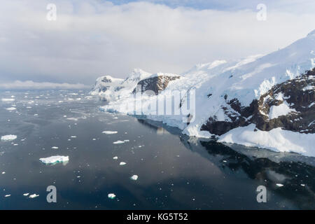 Antenna di montagne e acqua, Neko Harbour, l'Antartide. Foto Stock