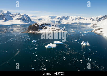 Veduta aerea Errera Channel e de Cuverville Island, Antartico peninsulare Foto Stock