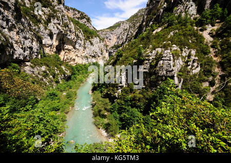 Verdon fiume e vegetazione lungo il sentiero Imbut, Verdon Gorge, Francia Foto Stock
