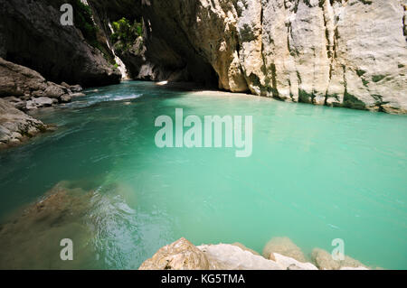 Sul fiume Verdon in uno stretto canyon lungo il sentiero Imbut, il fiume Verdon, Francia Foto Stock