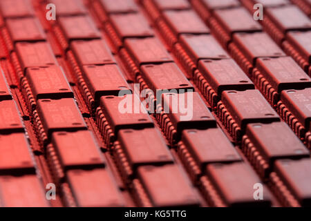 Computer mainboard - dual inline moduli, montati sulla superficie di dispositivi con verde, rosso, azzurro - macro shot Foto Stock