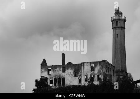 La torre di avvistamento e di un edificio fatiscente sull isola di Alcatraz a San Francisco, California Foto Stock