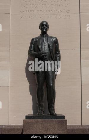 La statua alla base del Robert A. Taft Memorial e il Carillon, Washington DC, Stati Uniti. Foto Stock