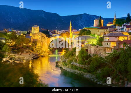Mostar, in Bosnia ed Erzegovina - vista serale a Stari Most o Ponte Vecchio, Neretva Foto Stock