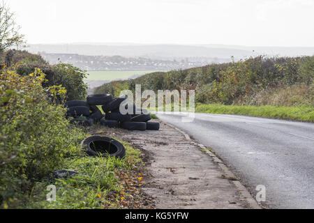 Volate il ribaltamento degli pneumatici sul lato di una strada rurale appena fuori dal villaggio di Barnburgh, Doncaster, South Yorkshire, Inghilterra, UK Foto Stock