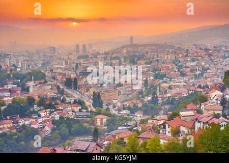 Tramonto su Sarajevo, città capitale della Bosnia ed Erzegovina Foto Stock