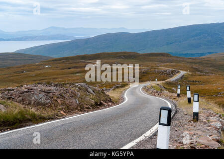 Una stretta single-track road Western Highlands - Scozia, Regno Unito Foto Stock