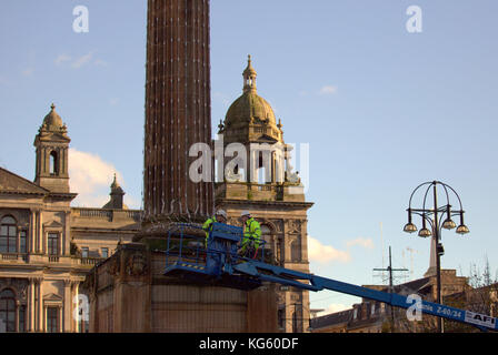 Gli operai del Consiglio segnalano l'arrivo delle festività natalizie mentre preparano le decorazioni per le luci natalizie nella George Square della città. Foto Stock