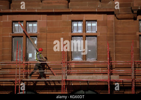 Stazione di queen street glasgow ristrutturazione ponteggi lavoratori scaffolders elmetti di sicurezza Foto Stock