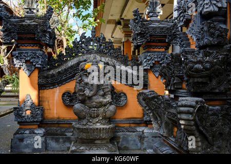 Statua di ganesha (hindu elefante-intitolata Dio) e sculture in pietra in stile balinese, casa di Ubud, Bali, Indonesia. Foto Stock