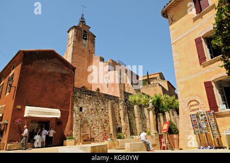 Piazza del Municipio con il campanile di Roussillon, Luberon, Provenza, Francia Foto Stock