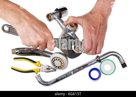 Un anziano autodidatta master tenta di riparare un vecchio arrugginito acqua sporca bagno doccia rubinetto. isolato in bianco vista top shot Foto Stock