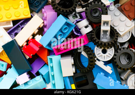 Tambov, Federazione russa - giugno 22, 2017 multicolore di blocchi LEGO, mattoni, ruote e pneumatici. frame completo. studio shot. Foto Stock