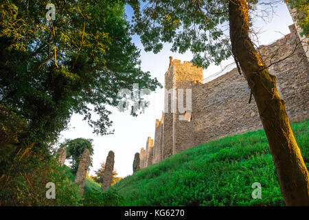 Il castello di Framlingham, fossato vista a livello del XII secolo il castello sotto le sue immense pareti di tamponamento, Suffolk, Regno Unito. Foto Stock