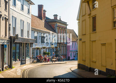 Framlingham Suffolk UK, vista delle persone che si rilassano fuori da un pub nel pomeriggio estivo in Church Street, Framlingham, Suffolk, Inghilterra, Regno Unito. Foto Stock