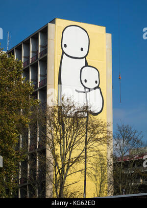 Linea STIK 'Big Mother' da 125 piedi che si disegna sulla Charles Hocking House ad Acton, Londra, Regno Unito. Foto Stock