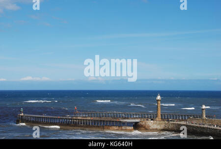 Una vista del mare del Nord da alta massa attraverso l'ingresso al porto di Whitby Foto Stock